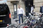 Amsterdam Schiphol 3 september 2019
Prins Harry wordt door busje opgehaald bij Soho house en naar de vip van schiphol gebracht . Nederlandse beveiligers begeleiden hem.
