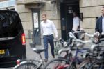 Amsterdam Schiphol 3 september 2019
Prins Harry wordt door busje opgehaald bij Soho house en naar de vip van schiphol gebracht . Nederlandse beveiligers begeleiden hem.
