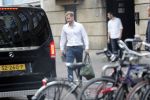 Amsterdam Schiphol 3 september 2019
Prins Harry wordt door busje opgehaald bij Soho house en naar de vip van schiphol gebracht . Nederlandse beveiligers begeleiden hem.