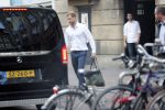 Amsterdam Schiphol 3 september 2019
Prins Harry wordt door busje opgehaald bij Soho house en naar de vip van schiphol gebracht . Nederlandse beveiligers begeleiden hem.