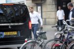 Amsterdam Schiphol 3 september 2019
Prins Harry wordt door busje opgehaald bij Soho house en naar de vip van schiphol gebracht . Nederlandse beveiligers begeleiden hem.