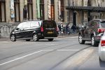 Amsterdam Schiphol 3 september 2019
Prins Harry wordt door busje opgehaald bij Soho house en naar de vip van schiphol gebracht . Nederlandse beveiligers begeleiden hem.