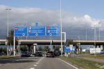 Amsterdam Schiphol 3 september 2019
Prins Harry wordt door busje opgehaald bij Soho house en naar de vip van schiphol gebracht . Nederlandse beveiligers begeleiden hem.