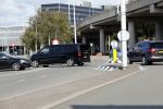 Amsterdam Schiphol 3 september 2019
Prins Harry wordt door busje opgehaald bij Soho house en naar de vip van schiphol gebracht . Nederlandse beveiligers begeleiden hem.