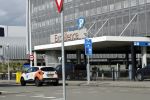 Amsterdam Schiphol 3 september 2019
Prins Harry wordt door busje opgehaald bij Soho house en naar de vip van schiphol gebracht . Nederlandse beveiligers begeleiden hem.