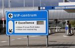 Amsterdam Schiphol 3 september 2019
Prins Harry wordt door busje opgehaald bij Soho house en naar de vip van schiphol gebracht . Nederlandse beveiligers begeleiden hem.