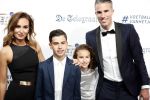 Hilversum 2 september 2019
Voetbalgala bij studio 21 . Robin v Persie kwam met zijn vrouw Bouchra kinderen en zijn manager Kees Vos en zijn vrouw