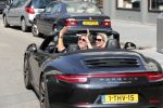 Amsterdam 26 augustus 2019
Sonja Bakker en haar vriend Barry v Suijdam in een porsche 911 cabrio in Amsterdam zuid