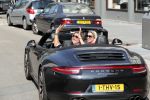 Amsterdam 26 augustus 2019
Sonja Bakker en haar vriend Barry v Suijdam in een porsche 911 cabrio in Amsterdam zuid