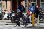 Amsterdam 9 september 2019
Tom Egbers doet op de fiets boodschappen in Amsterdam zuid.