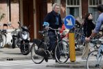 Amsterdam 9 september 2019
Tom Egbers doet op de fiets boodschappen in Amsterdam zuid.