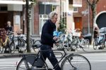 Amsterdam 9 september 2019
Tom Egbers doet op de fiets boodschappen in Amsterdam zuid.
