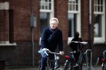 Amsterdam 9 september 2019
Tom Egbers doet op de fiets boodschappen in Amsterdam zuid.