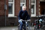 Amsterdam 9 september 2019
Tom Egbers doet op de fiets boodschappen in Amsterdam zuid.