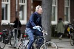 Amsterdam 9 september 2019
Tom Egbers doet op de fiets boodschappen in Amsterdam zuid.
