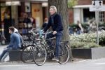 Amsterdam 9 september 2019
Tom Egbers doet op de fiets boodschappen in Amsterdam zuid.