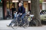 Amsterdam 9 september 2019
Tom Egbers doet op de fiets boodschappen in Amsterdam zuid.