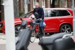 Amsterdam 9 september 2019
Tom Egbers doet op de fiets boodschappen in Amsterdam zuid.