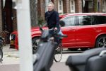 Amsterdam 9 september 2019
Tom Egbers doet op de fiets boodschappen in Amsterdam zuid.