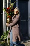 Amsterdam 9 oktober 2020
Anouk Smulders betrapt met een grote vaas bloemen