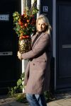 Amsterdam 9 oktober 2020
Anouk Smulders betrapt met een grote vaas bloemen