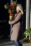 Amsterdam 9 oktober 2020
Anouk Smulders betrapt met een grote vaas bloemen