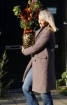 Amsterdam 9 oktober 2020
Anouk Smulders betrapt met een grote vaas bloemen