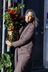 Amsterdam 9 oktober 2020
Anouk Smulders betrapt met een grote vaas bloemen