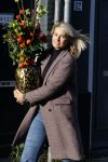 Amsterdam 9 oktober 2020
Anouk Smulders betrapt met een grote vaas bloemen