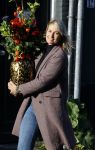 Amsterdam 9 oktober 2020
Anouk Smulders betrapt met een grote vaas bloemen