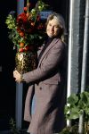 Amsterdam 9 oktober 2020
Anouk Smulders betrapt met een grote vaas bloemen