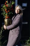 Amsterdam 9 oktober 2020
Anouk Smulders betrapt met een grote vaas bloemen