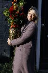 Amsterdam 9 oktober 2020
Anouk Smulders betrapt met een grote vaas bloemen