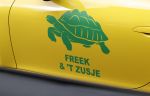 Amsterdam 25 september 2020
Bas Smit rijdt in een gele porsche met stickers van Freek & t zusje