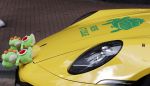 Amsterdam 25 september 2020
Bas Smit rijdt in een gele porsche met stickers van Freek & t zusje