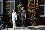 Amsterdam 20 september 2020
Bert Kuizenga en zijn vrouw Astrid wandelend op straat in Amsterdam zuid
