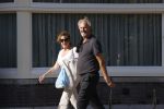 Amsterdam 20 september 2020
Bert Kuizenga en zijn vrouw Astrid wandelend op straat in Amsterdam zuid