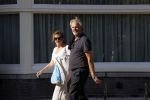 Amsterdam 20 september 2020
Bert Kuizenga en zijn vrouw Astrid wandelend op straat in Amsterdam zuid