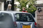Amsterdam 30 september 2020
Bridget Maasland arriveert met haar zoon Mees  bij haar huis