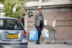 Amsterdam 30 september 2020
Bridget Maasland arriveert met haar zoon Mees  bij haar huis