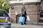 Amsterdam 30 september 2020
Bridget Maasland arriveert met haar zoon Mees  bij haar huis