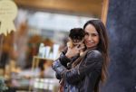 Amsterdam 7 oktober 2020
Chantal Oornink met hondje op de cornelis schuytstraat