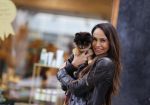Amsterdam 7 oktober 2020
Chantal Oornink met hondje op de cornelis schuytstraat