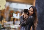 Amsterdam 7 oktober 2020
Chantal Oornink met hondje op de cornelis schuytstraat