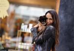 Amsterdam 7 oktober 2020
Chantal Oornink met hondje op de cornelis schuytstraat