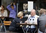Amsterdam 23 september 2020
Connie Witteman met haar ex vriend Frans v Maarschalkerwaart op terras op de cornelis schuytstraat
