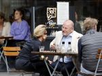 Amsterdam 23 september 2020
Connie Witteman met haar ex vriend Frans v Maarschalkerwaart op terras op de cornelis schuytstraat