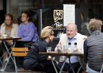 Amsterdam 23 september 2020
Connie Witteman met haar ex vriend Frans v Maarschalkerwaart op terras op de cornelis schuytstraat