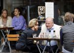 Amsterdam 23 september 2020
Connie Witteman met haar ex vriend Frans v Maarschalkerwaart op terras op de cornelis schuytstraat