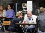 Amsterdam 23 september 2020
Connie Witteman met haar ex vriend Frans v Maarschalkerwaart op terras op de cornelis schuytstraat